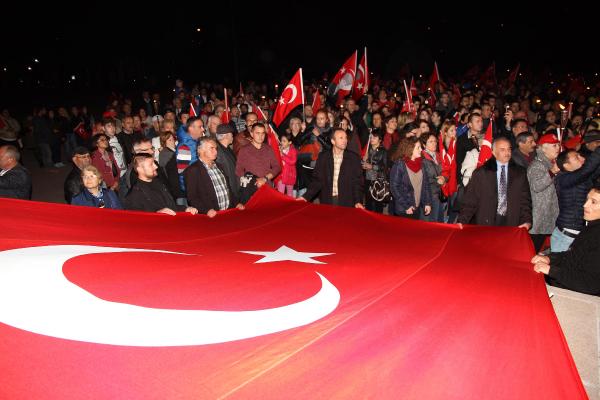 Balıkesir'de CHP'li gençlerden fener alayı