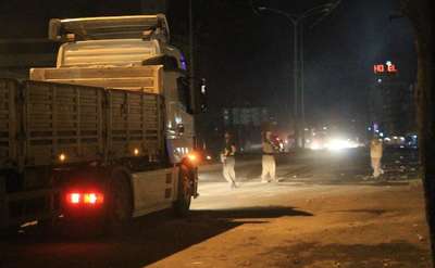 Silopi'de yol kapatan göstericiler polis ile çatıştı