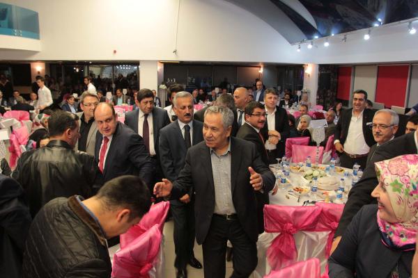 Arınç'tan Bahçeli'ye eleştiri: Eski model arabalara bindikçe sabit şeylere takılıp kalıyor