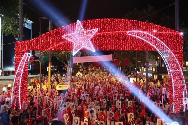 Kılıçdaroğlu, Kadıköy'de Cumhuriyet Yürüyüşü'ne katıldı
