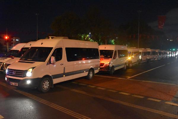 Servis şoförlerinden Büyükşehir önünde "Plaka" eylemi