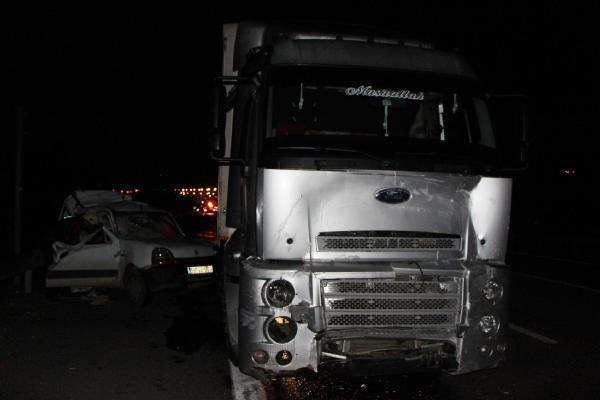 TIR, hafif ticari araca çarptı: 1 ölü, 3 yaralı