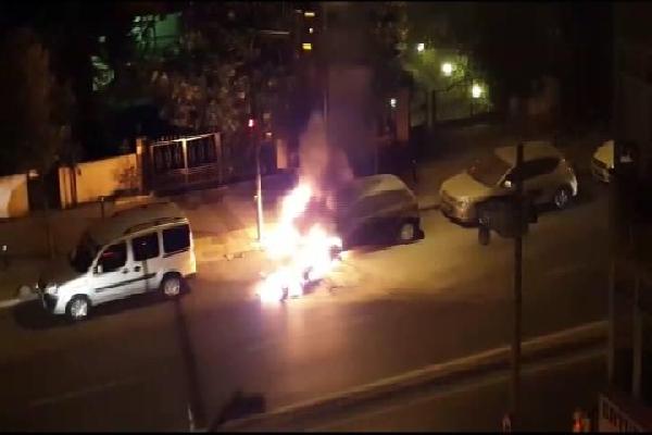 Bahçelievler'de otomobil ve motosiklet alev alev yandı