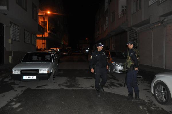 Nizip’te terk edilmiş otomobilde patlayıcı malzemesi ele geçti