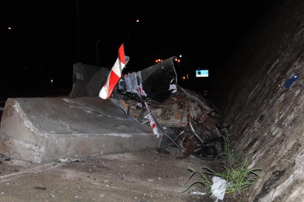 Otomobil beton bariyerlere çarptı: 1 ölü, 1 yaralı