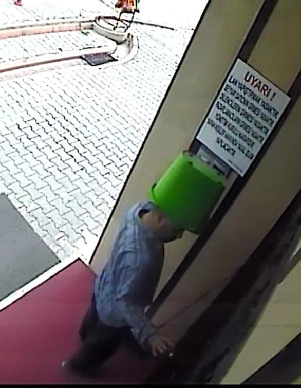 Hırsız, kameraya yakalanmamak için başına kova geçirdi