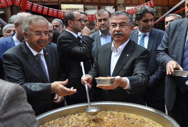 TBMM Başkanı Yılmaz Sivas'ta aşure dağıttı