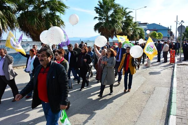 HDP müzakerelerin yeniden başlaması için Mudanya'da yürüdü