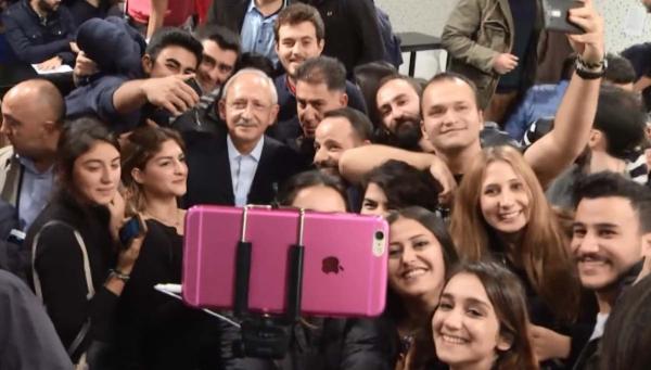 9 yaşındaki Yamaç,  Kılıçdaroğlu'na yönelttiği soruyla duygulu anlar yaşattı