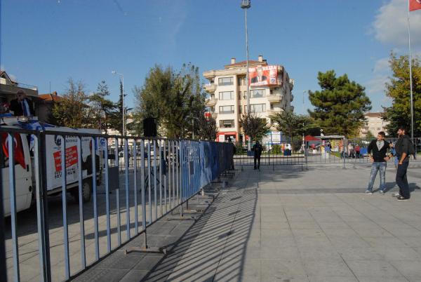 LDP adayının mitingine 3 kişi geldi