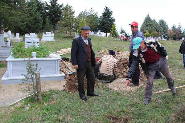 Aşkına karşılık vermeyen kadını mezarlıkta dua ederken öldürdü