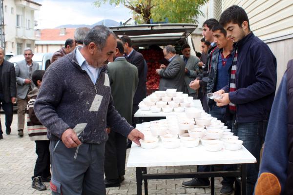Çelikhan’da bin kişiye aşure dağıtıldı