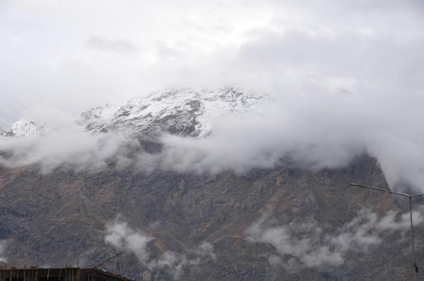 Hakkari'nin yüksek kesimlerine kar yağdı
