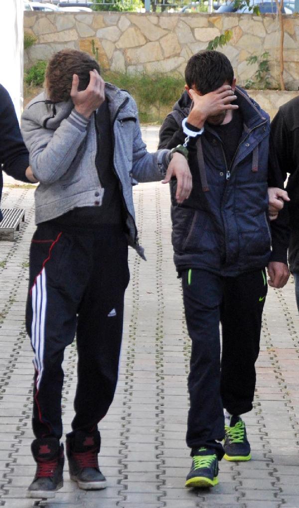 Kadın polisin çantasını çalan kapkaççılar yakalandı