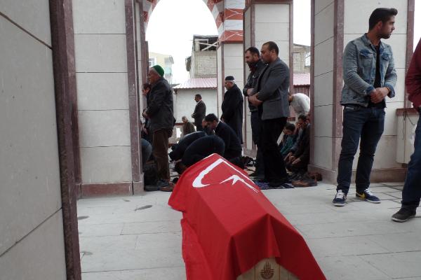 Van'da Ak Partili adayın işyerinde öldürülen yakını toprağa verildi