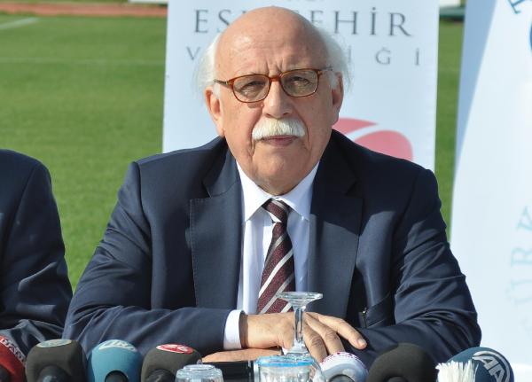 Bakan Avcı, yıkılacak stadyumda yerine yapılacak kent meydanını tanıttı