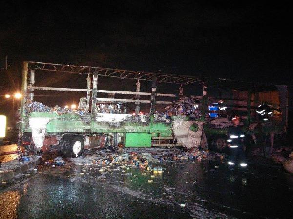 Sünger ve tekstil ürünü yüklü TIR, motor kısmından başlayan alevle yandı