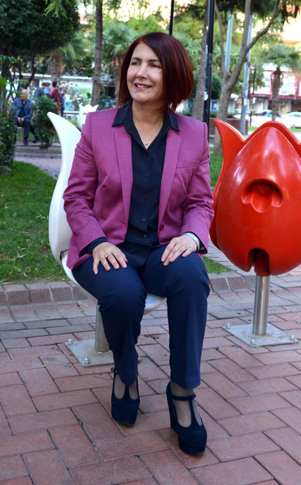 Kadınlara parklarda rahat edecekleri tek kişilik lale koltuk