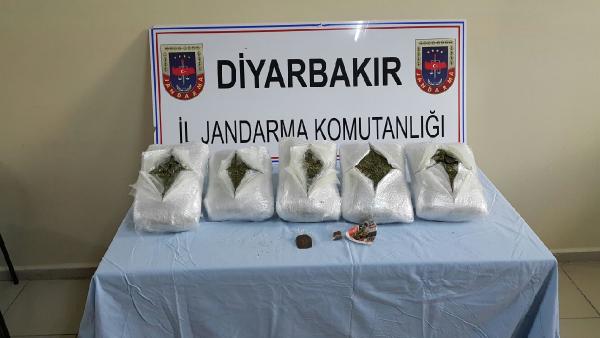 Diyarbakır'da esrar ve kaçak sigara ele geçirildi