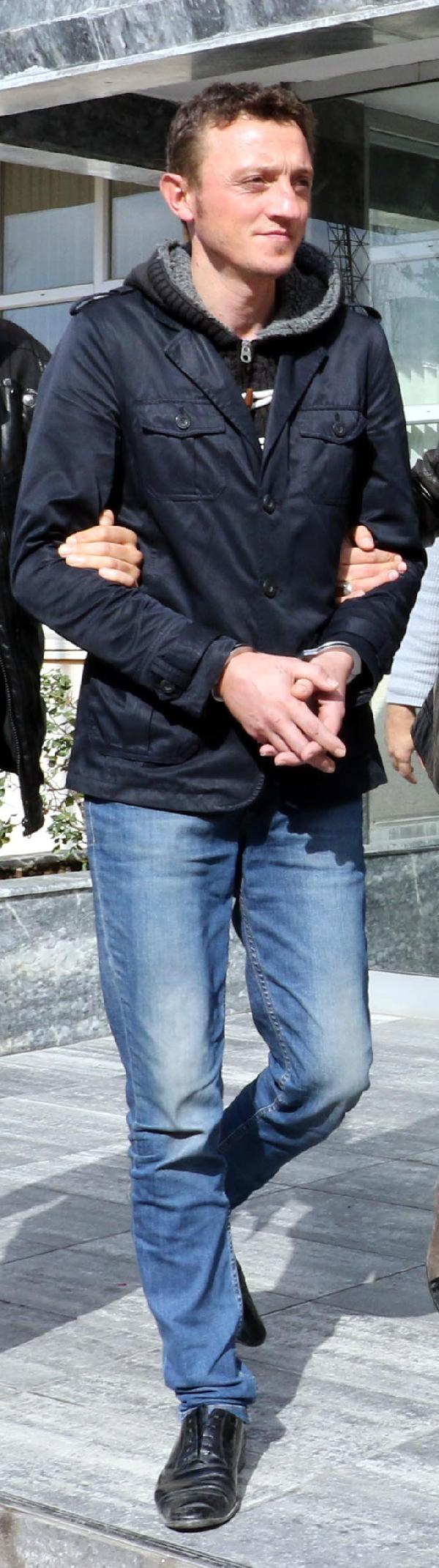 Otomobili ve işyerinde uyuşturucu ele geçirildi