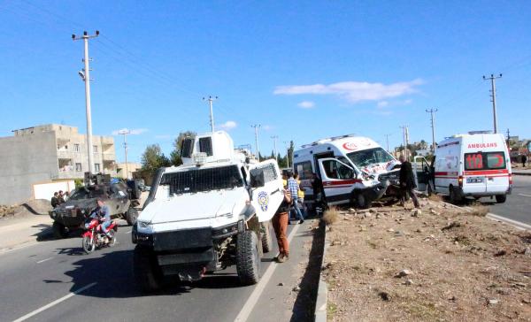 Ambulans zırhlı polis aracına çarptı: 3 yaralı