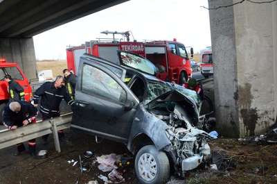 Çorlu’da köprü ayağına çarpan otomobilin sürücüsü yaralandı