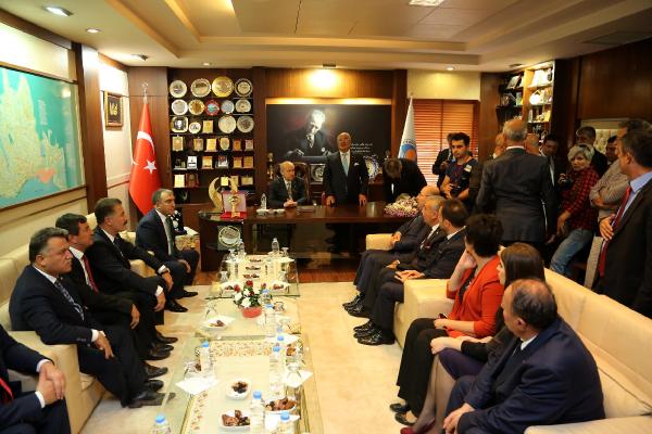 Devlet Bahçeli, Adana'da Ferdi Tayfur'un şarkısıyla karşılandı (3)