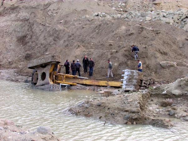 Devrilen iş makinesinin altında kalan operatör öldü