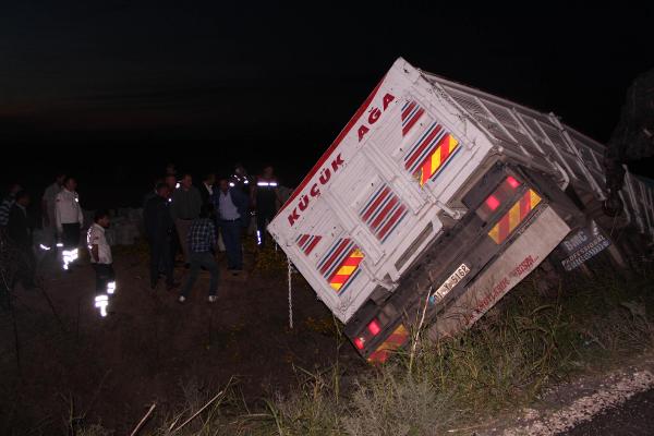 TIR ile otomobil çarpıştı: 2 ölü, 2 yaralı