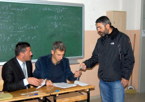 Seçmen sandık başında; oy verme işlemi başladı (2)