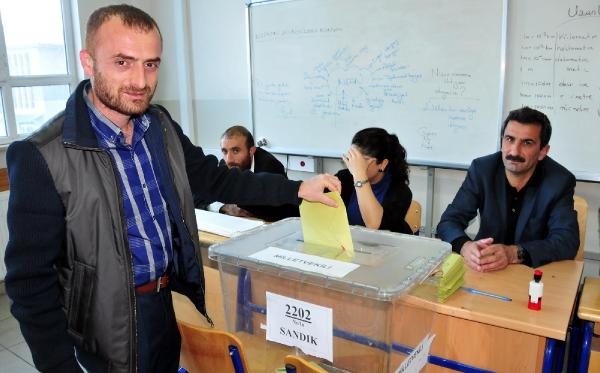 Seçmen sandık başında; oy verme işlemi başladı (3)