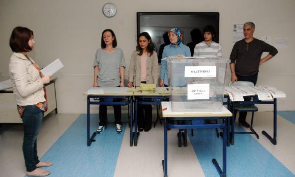 Seçmen sandık başında; oy verme işlemi başladı (6)