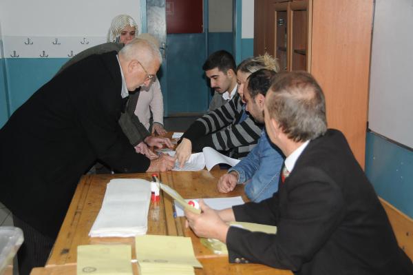 Seçmen sandık başında; oy verme işlemi başladı (5)