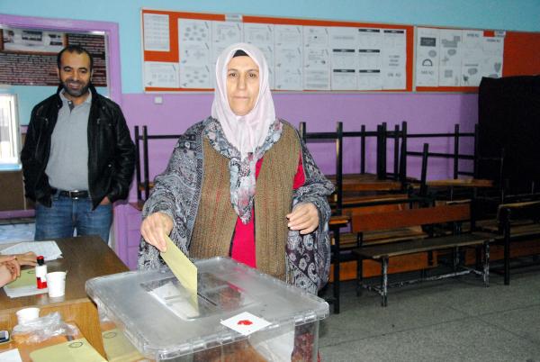 Seçmen sandık başında; oy verme işlemi başladı (7)