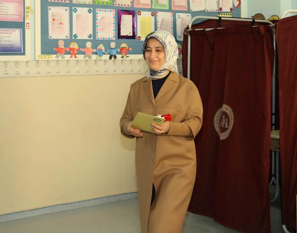 Başbakan Davutoğlu'nun eşi Sare Davutoğlu, oyunu kullandı