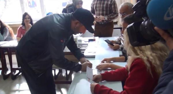 Cem Yılmaz oyunu kullandı