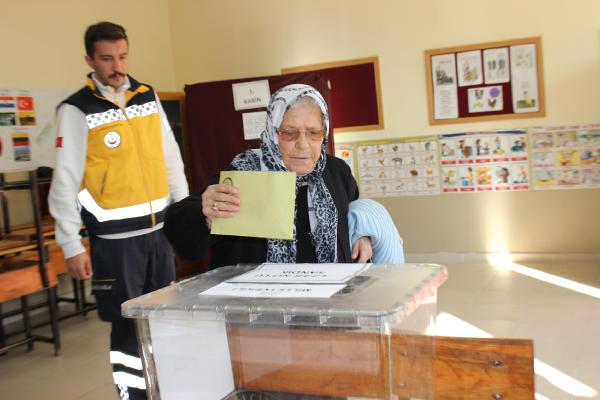 Oy kullanmaya ambulansla getirildi