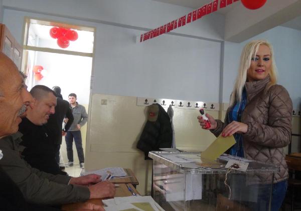 Takımların formalarıyla oy kullandılar