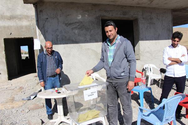 Okul olmayınca oy sandığını inşaata kurdular