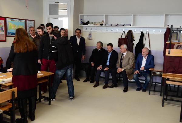MHP Genel Başkan Yardımcısı Celal Adan oyunu Kağıthane'de kullandı
