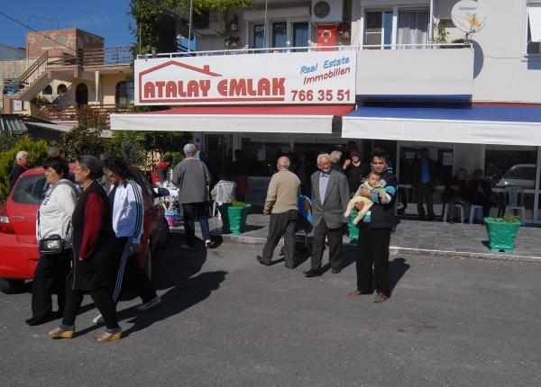 İzmir'de oy kullanılacak okul olmayınca, sandık emlak ofisine konuldu