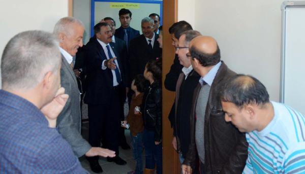 Bakan Eroğlu oy vermek için sıra bekledi
