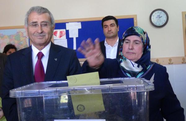 MHP'li Yılmaz, eşiyle oyunu kullandı