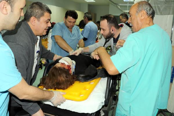Otomobilin çarptığı 3 kişi yaralandı