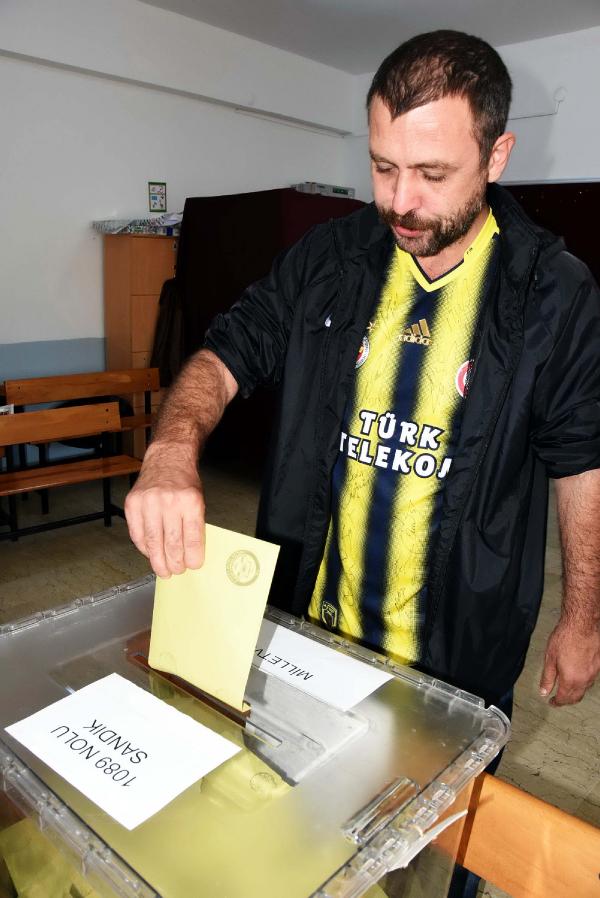 Nejat İşler, Fenerbahçe formasıyla oyunu kullandı