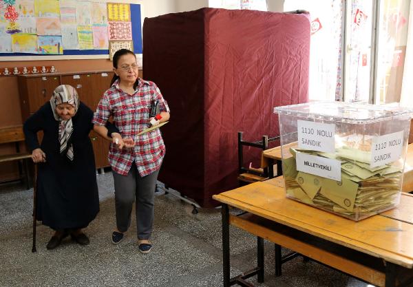 Mersin'de seçmen sandığa koştu