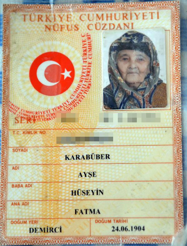 Turgutlu'da 111 yaşındaki Ayşe nine de oy kullandı