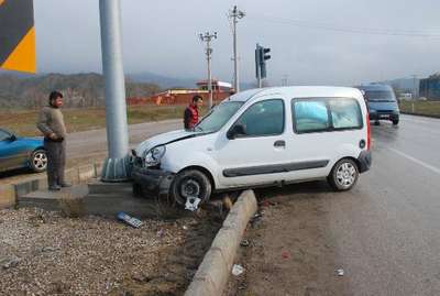 Hafif ticari araç, otomobile arkadan çarptı : 5 yaralı