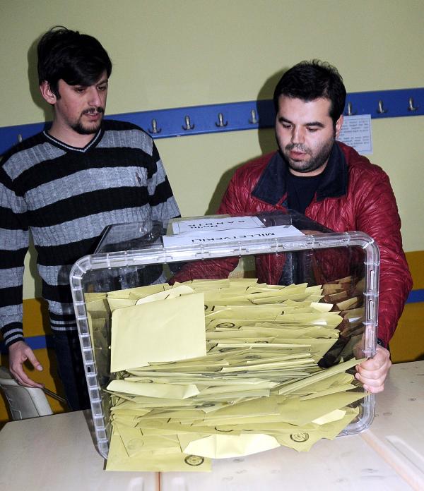 Sayılan oylar, seçim kurullarına taşınmaya başlandı