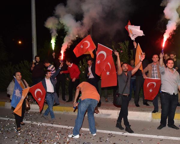 Ak Parti, Antalya'da sonuçları 'Bangır Bangır' şarkısıyla kutluyor